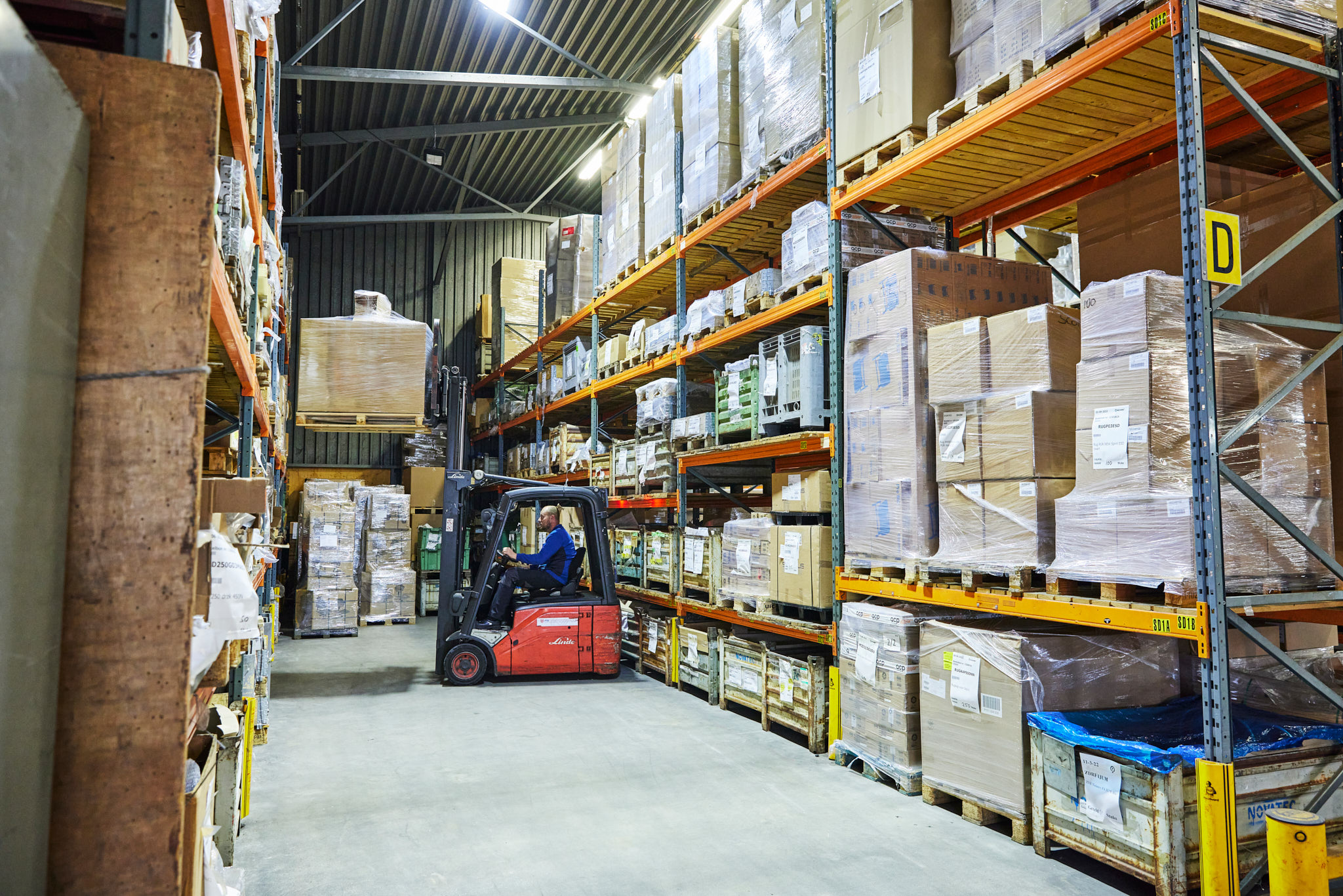 Magazijn van Score, medewerker haalt product voor snellevering