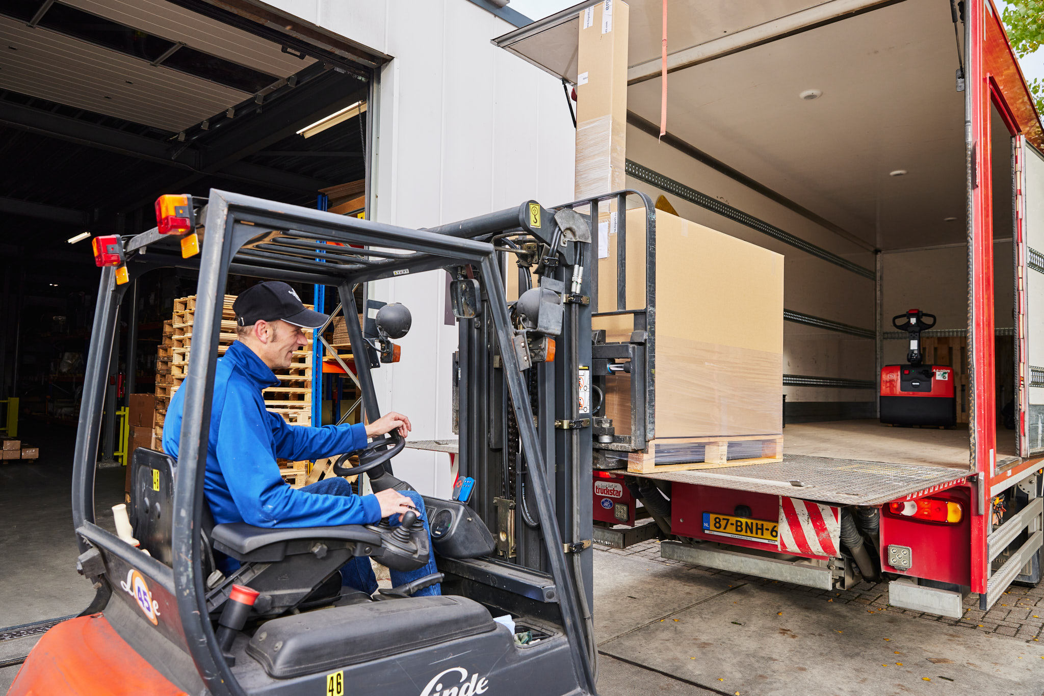 Vrachtwagen wordt ingeladen met product van Score BV om naar de dealer te gaan