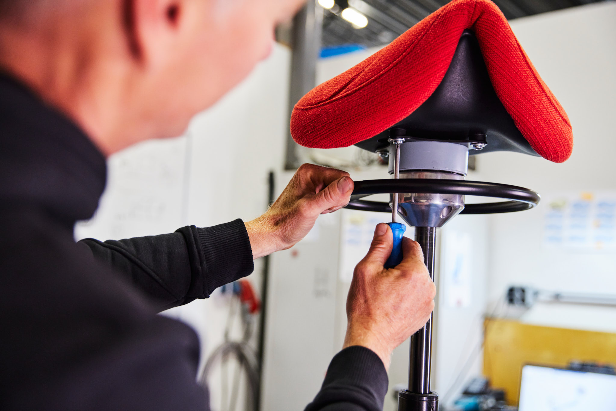 Schroef in zadelkruk wordt aangedraaid door Score specialist