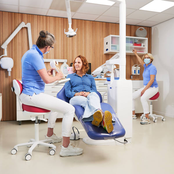 Tandarts aan het werk op een Score Apical